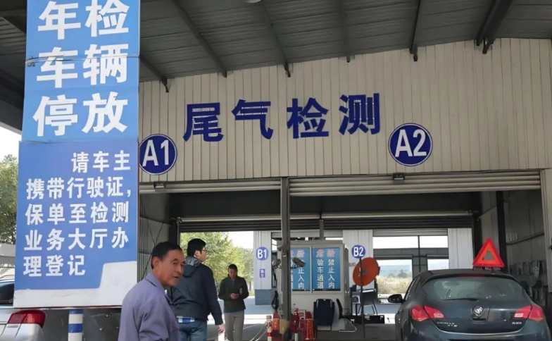 不必担心老车年检不通过，放心大胆开着去检测站就行。
上次开朋友一辆大众帕萨特去年