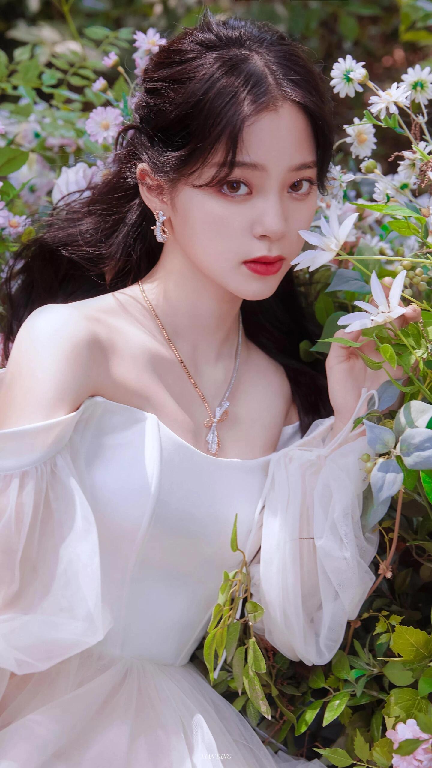 娜娜毕业献爱心，音乐会才情显光芒