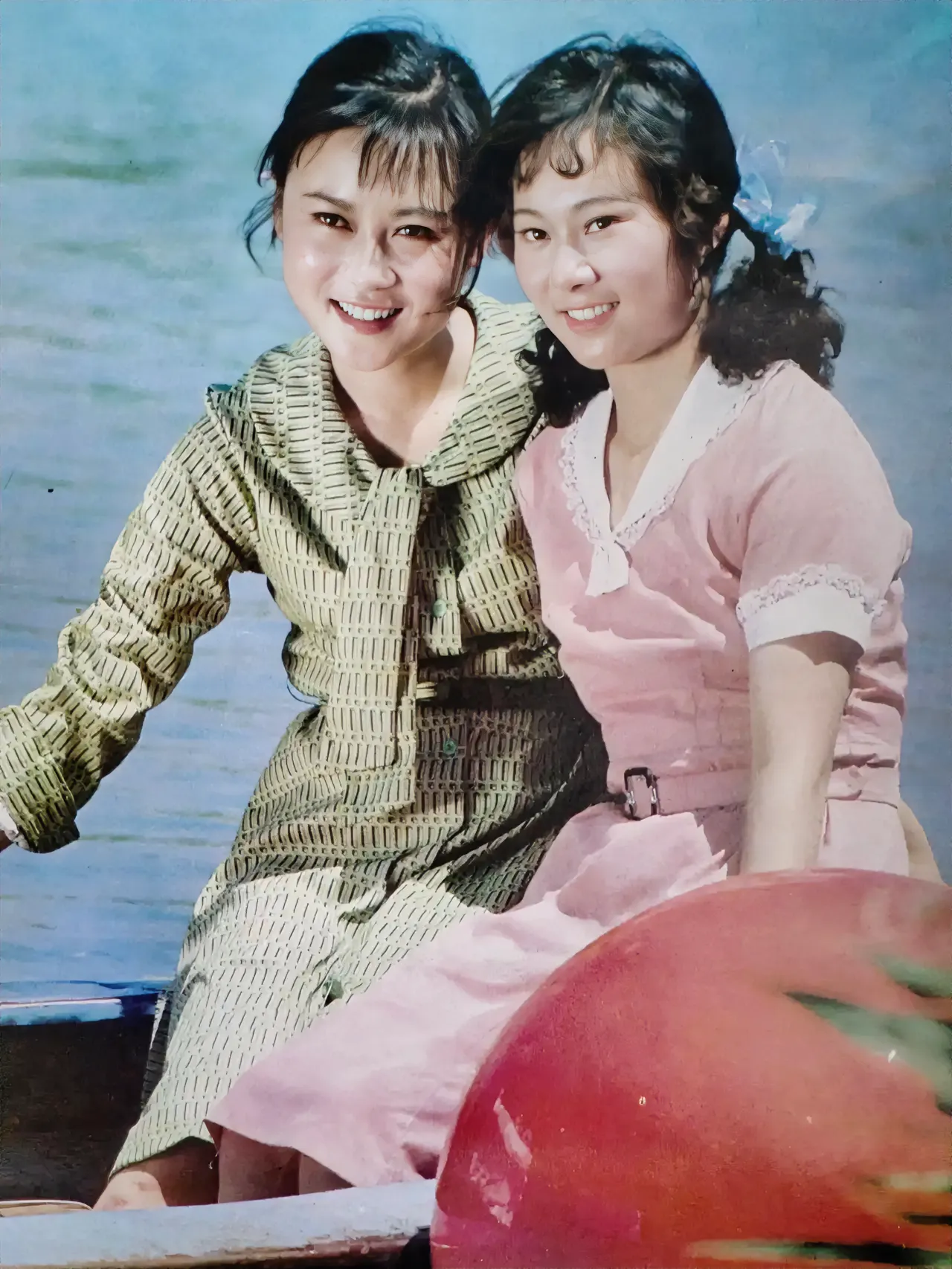 
1983年，两位美丽的女演员泛舟湖上。
她们穿着当时时髦的连衣裙，健康的体魄，