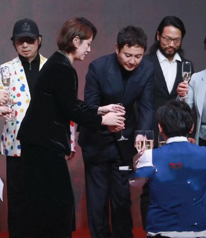 沈腾马丽，还碰上杯了！
1月15日，据媒体报道，沈腾马丽又同框了，这一次，可不是