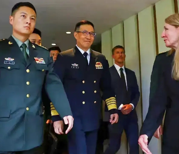 董部长，这位昔日海军的领袖，曾在波涛汹涌的大海中尽显英雄本色，

历经狂风巨浪的