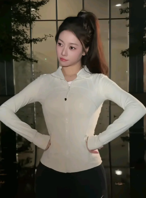 吴柳芳，被平台禁止关注，到底何许人也？

1.她1994年出生，今年30岁。
