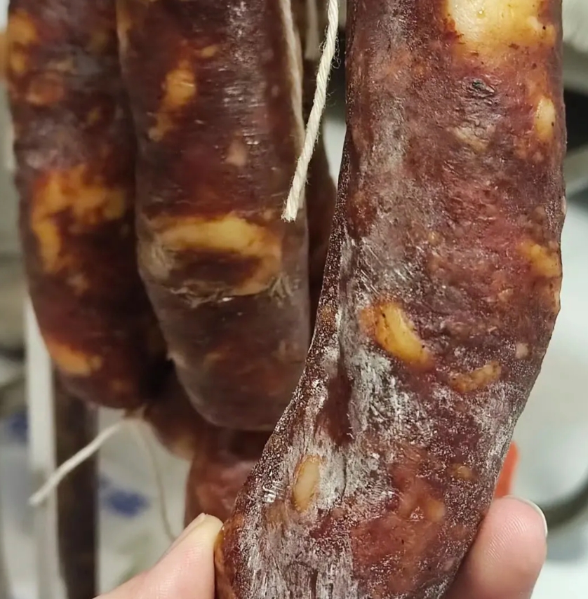 第一次灌腊肠，放在楼上十天了。一直忙得没顾上看。今天上去一看，这有几根上面有这种