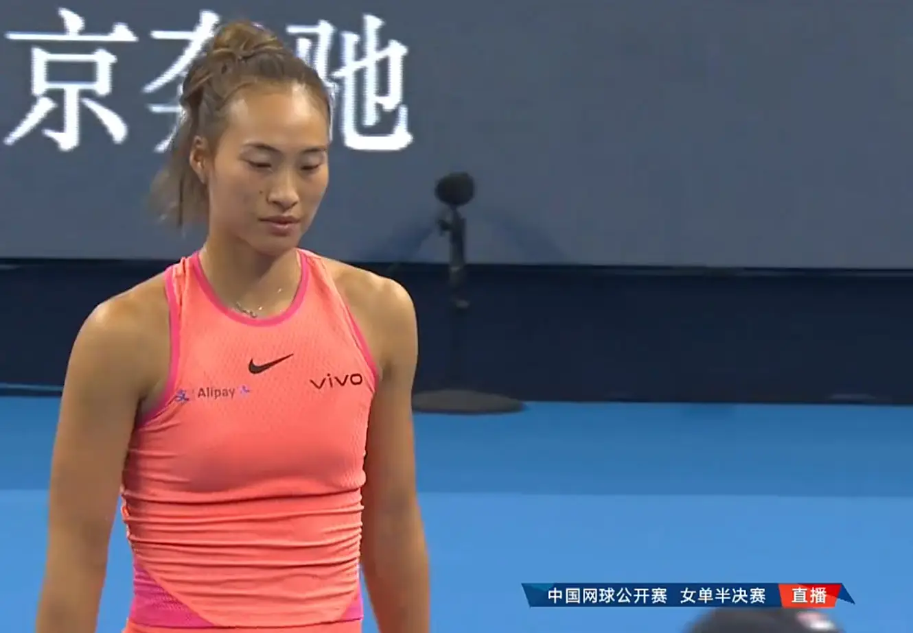 遗憾！郑钦文因伤脆败，无缘决赛仍追平李娜