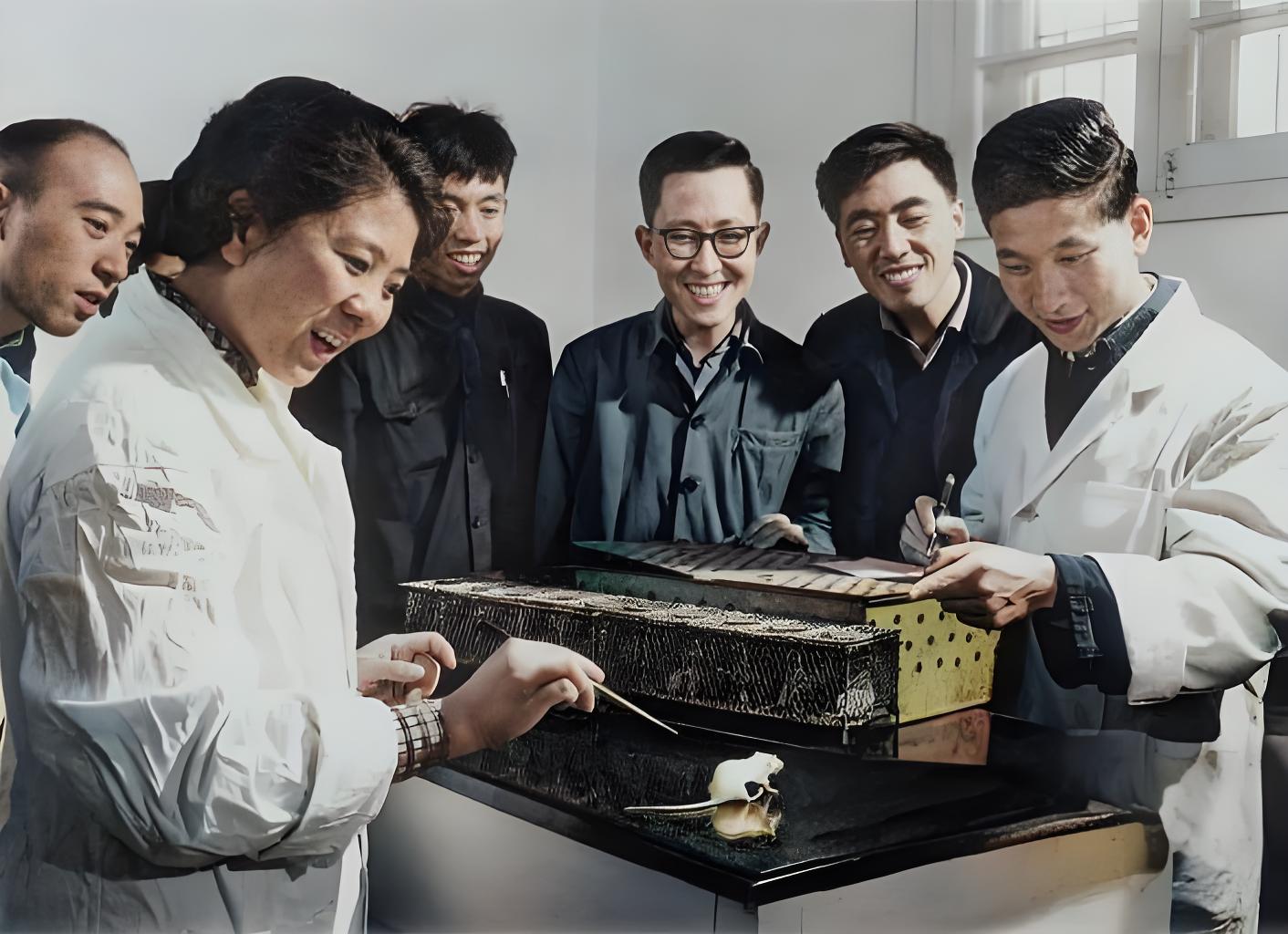 1965年9月17日，中国首次人工合成结晶牛胰岛素。