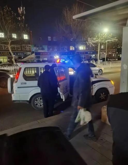 山东青岛，一女子下班后，来到公交站，准备坐公交回家，突然，她感觉臀部被人摸了一下