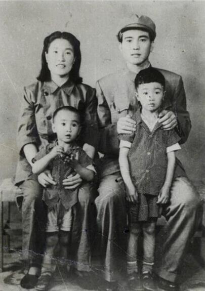 1951年，刘青山被处死，十几年后，他的大儿子考上了石油学院，却因政审被拒。于是