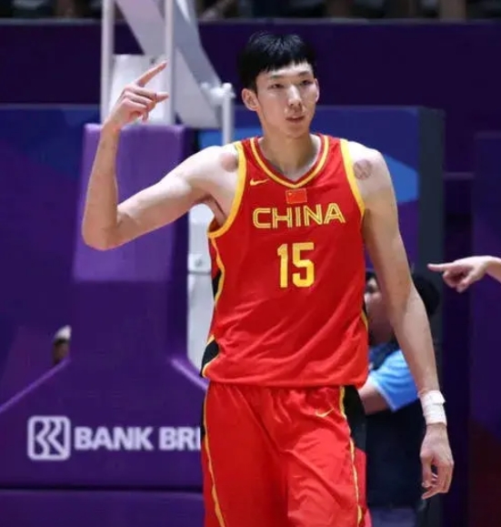 CBA最冤大头的四笔签约合同
1、北京北汽——签约周琦i（D类）
北京队以豪赌的