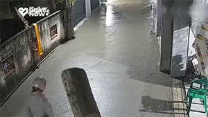 正常人第一脚后都不会继续向前走吧