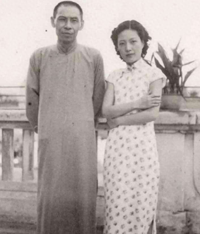 1925年，27岁露兰春伺候完57岁的黄金荣，便泛起恶心去洗手间干呕，擦完嘴巴，