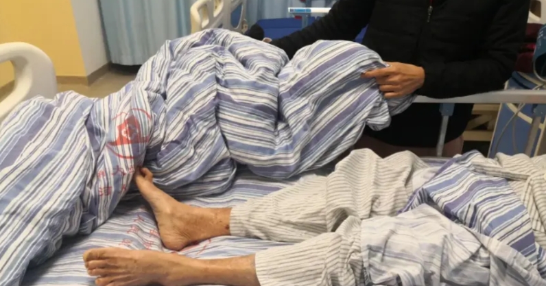 一个85岁的老大爷，瘫痪在床两年了，竟然被警方通缉了？！老爷子这身体状况，怕是连