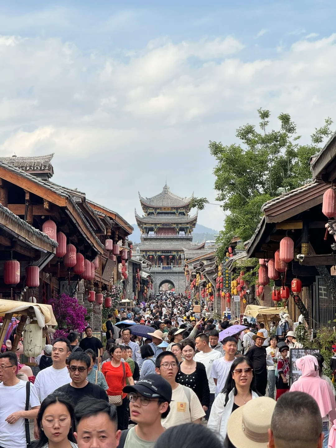 看，重庆正在发光！
2024年5月2日晚，重庆两江四岸核心区依旧人潮涌动，今日的