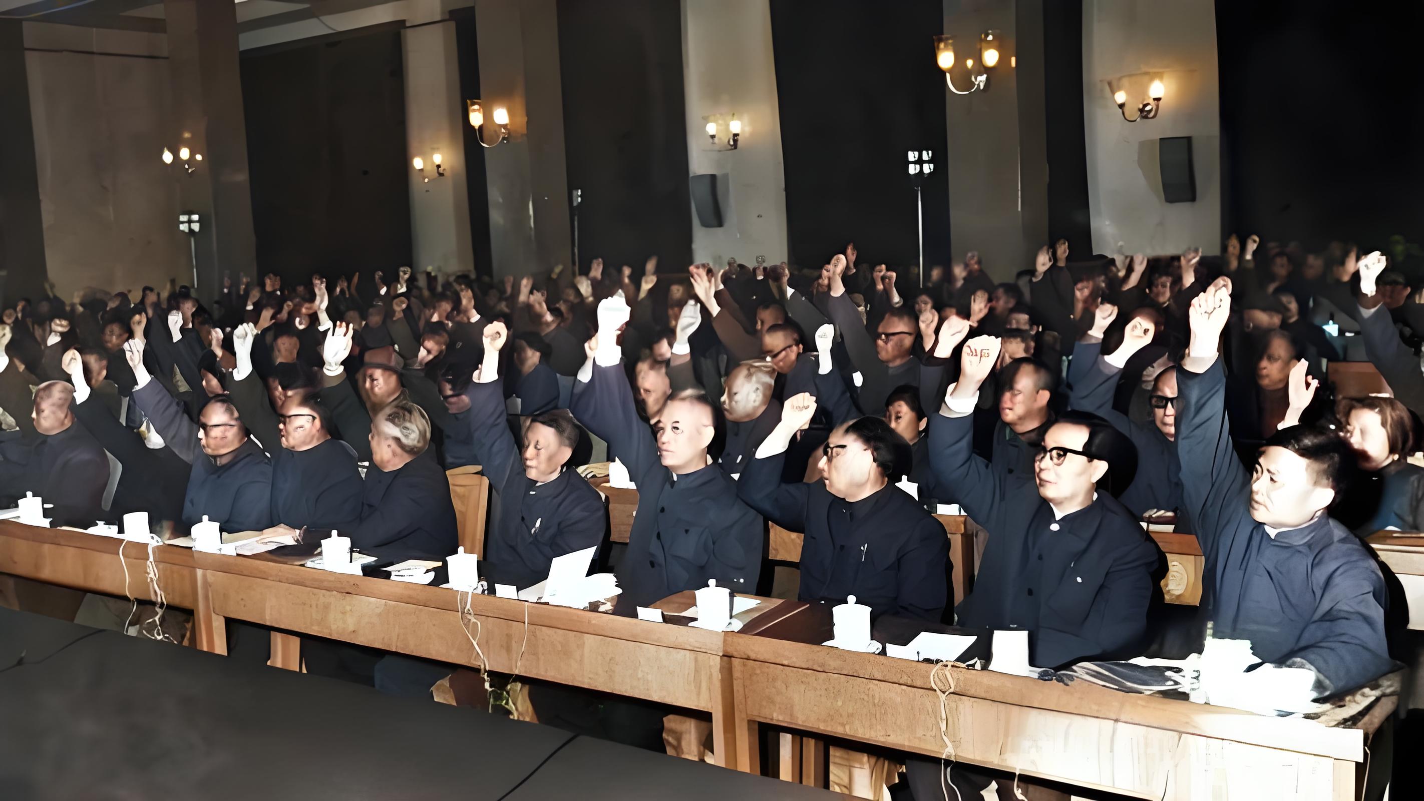 图为参加十一届三中全会的中央委员举手表决通过了会议《公报》 ​​​