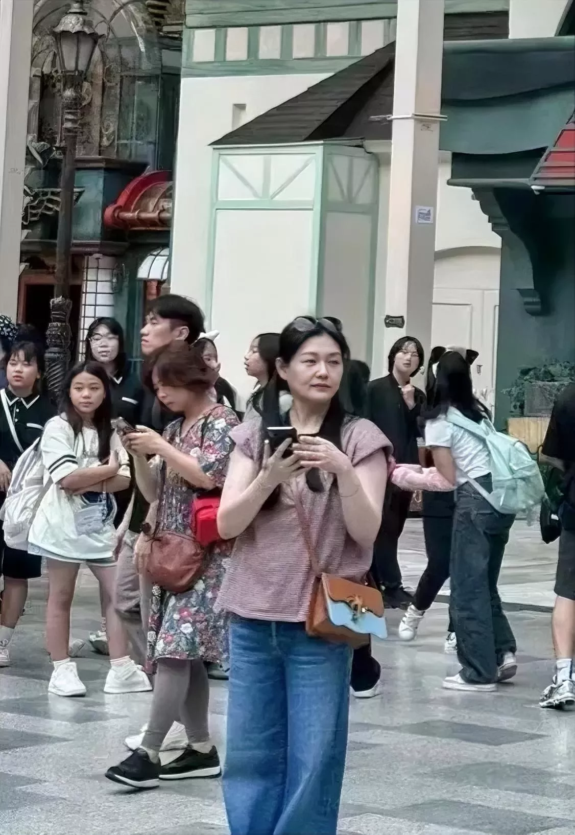 大S一家，冲上热搜！
7月18日，大S一家突然成了热搜话题，原因是有网友在韩国街