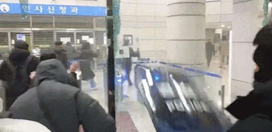 美国“国会山骚乱”韩国再现！法院遭打砸抢，首尔再现“暴力一夜”。尹锡悦正式被拘留