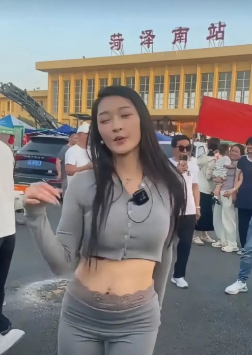 不光是菏泽南站，很多地方都有这种妖魔鬼怪扎堆直播的，真心欣赏不来。

如果有什么