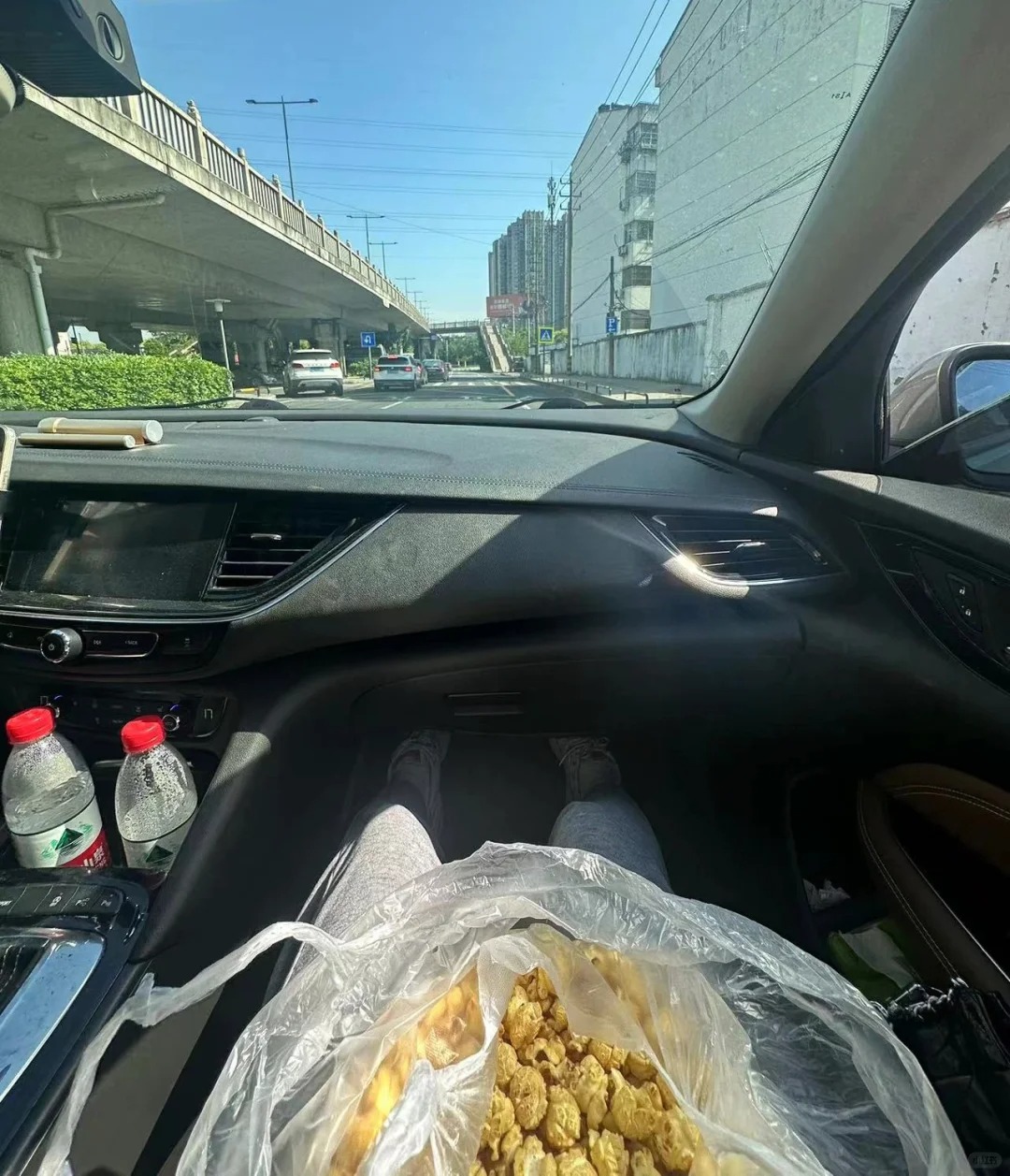 第一次和相亲对象出门旅游就尿在他车上了，我妈早上一定要我带一袋爆米花路上吃，我一