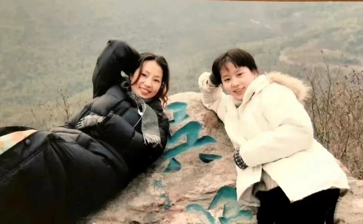 谁又能想到，右边这位其貌不扬、还有点偏男相的普通女生，10年后成为娱乐圈的顶流呢