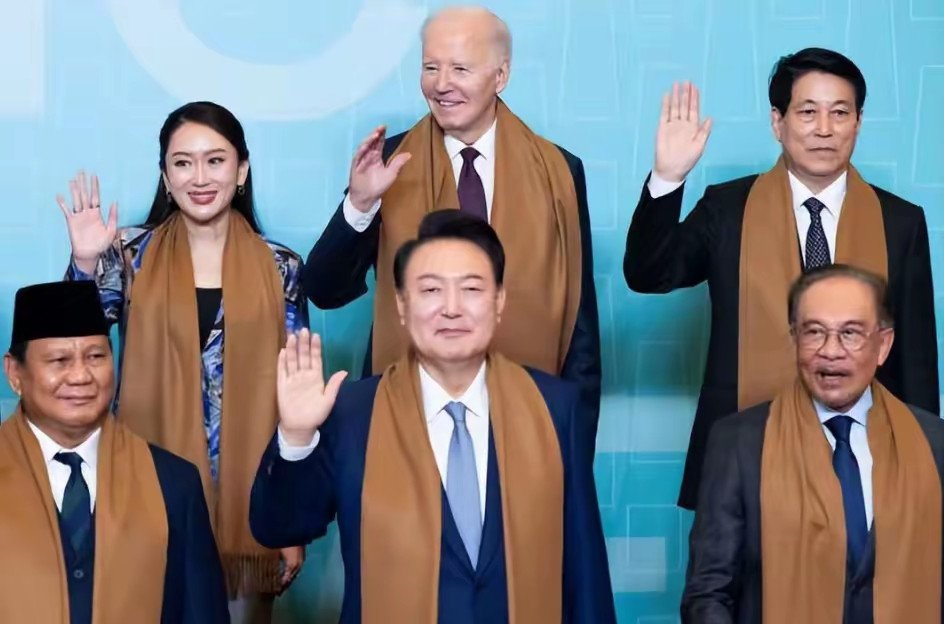不等了，先拍照！今年APEC峰会“全家福”合影站位有变动，石破茂堵车缺席没照相，