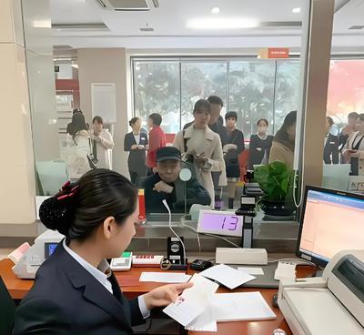 陕西汉中，女子收拾母亲的遗物，意外发现一张存单，存单上显示存款6200元。女子来