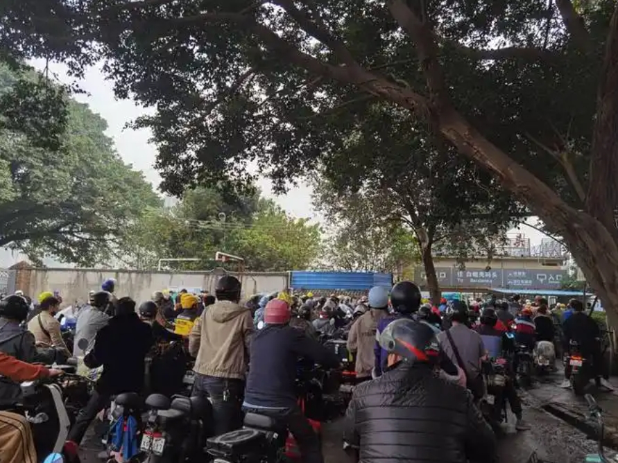 广州对电动自行车的限制再度加码，这到底是为什么？
起因是广州的电动自行车实在太多