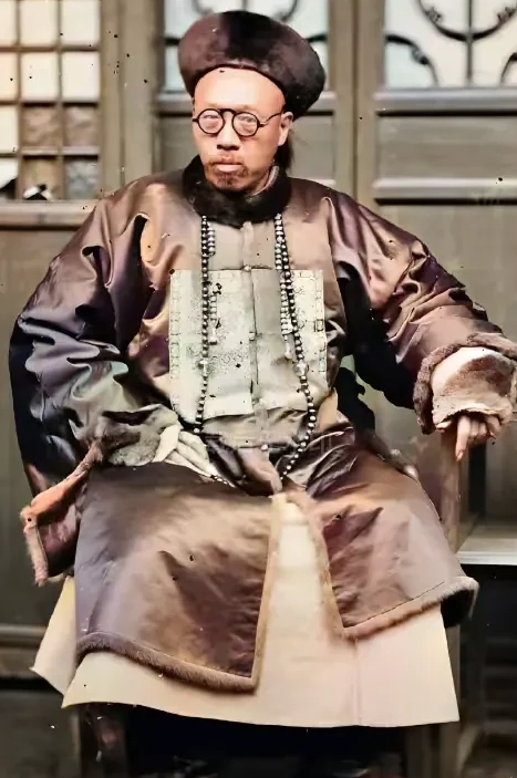 别被电视剧骗了！这才是清朝王爷大臣的真实照片，手指甲都很长！！那个户部尚书也太寒