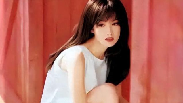 原来当年选择当红隐退，8次被绿却不离婚的周慧敏，不是傻是聪明