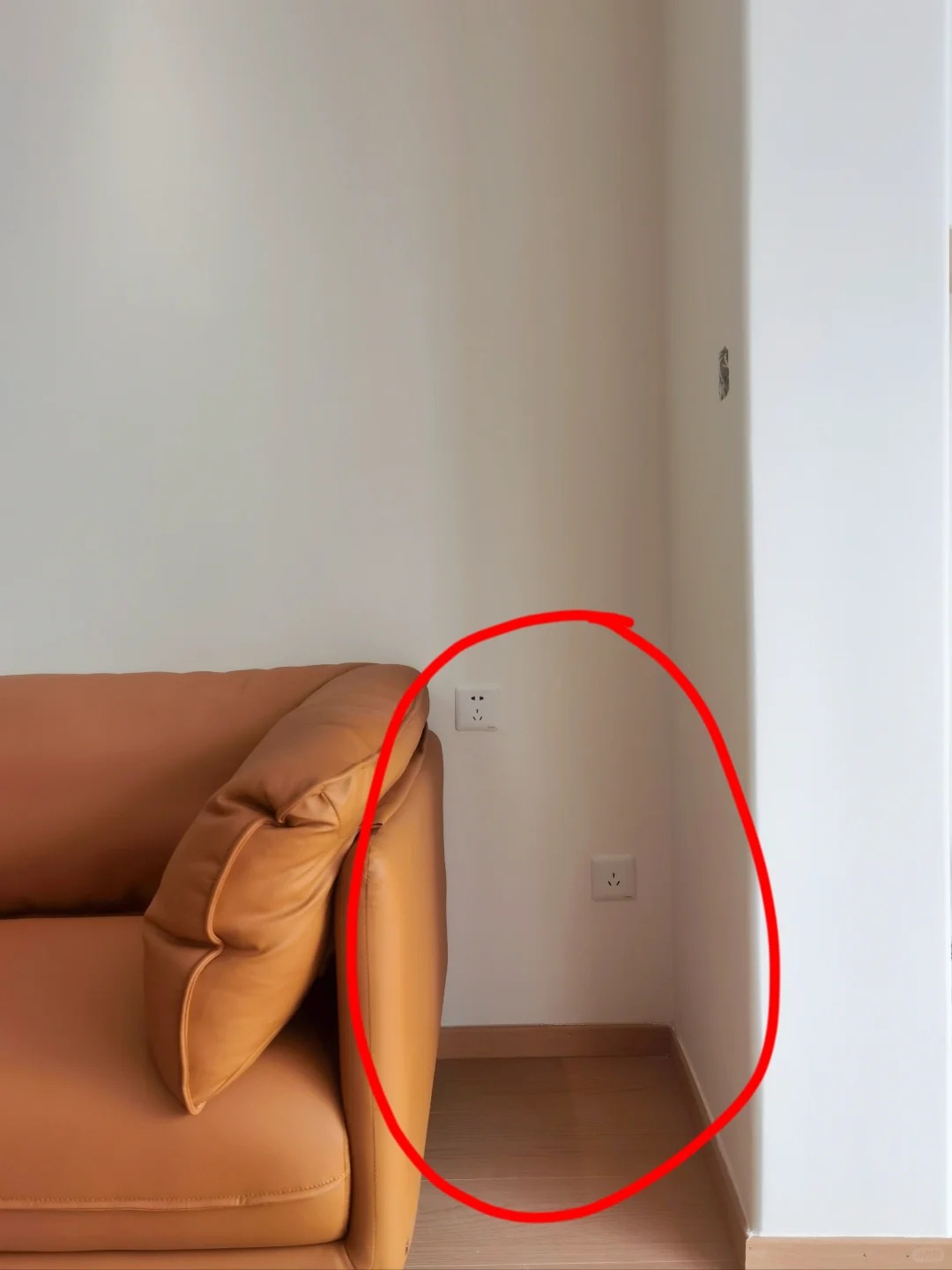 家人们！想看看你们沙发旁小角落如何利用
沙发旁边多了一个不大的位置
完全没有头绪