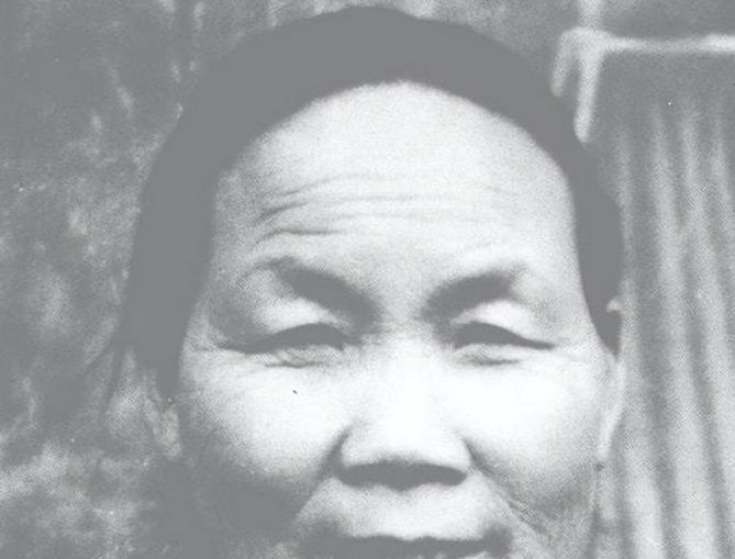 1940年，山东一位大娘给八路军端来香喷喷的煎饼，饥饿的战士们狼吞虎咽。班长啃了