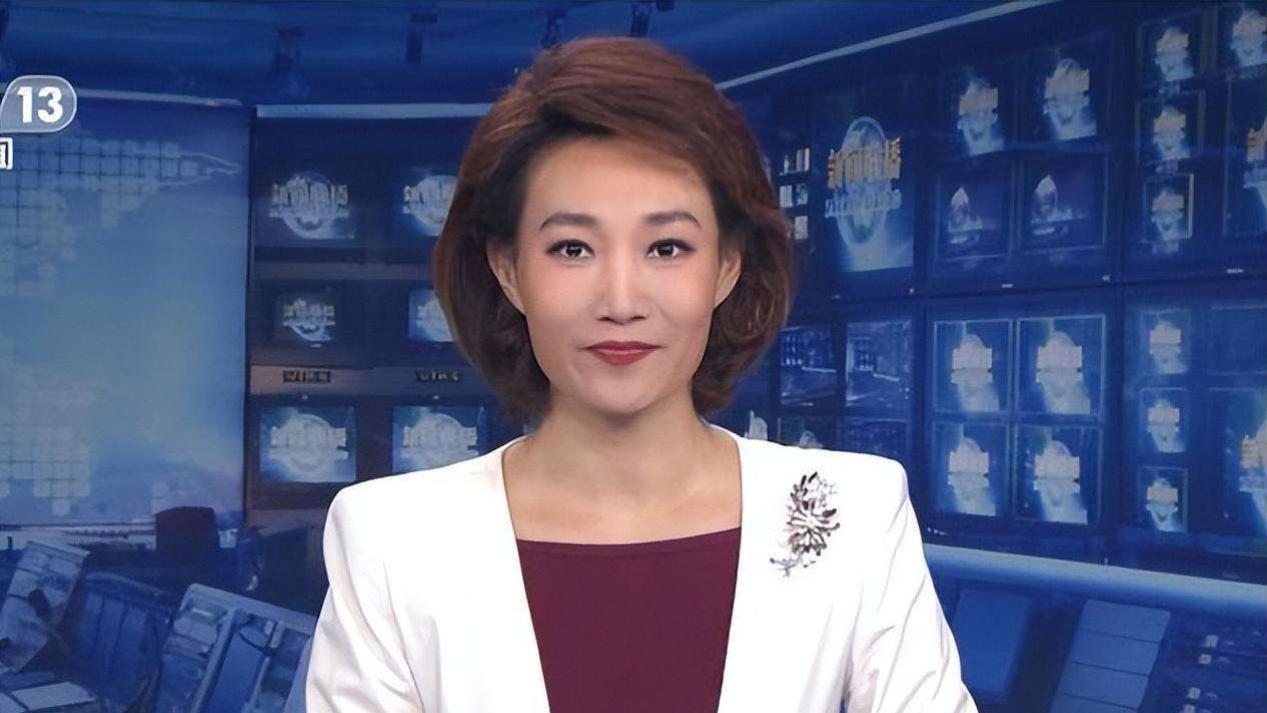 央视主持人李梓萌，竟戴假发工作18年，摘下假发后太惊艳了！