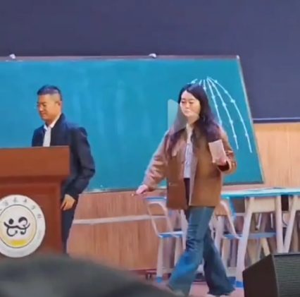 看看这货的姿态，那叫一个霸气。
臭肉喂孩子，校长、局长出来一个个人模狗样没有剖腹