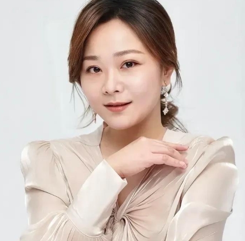 主持人问吕艳婷:“你们配音的时候，是先有画面再有你们的声音，还是先有你们的声音再