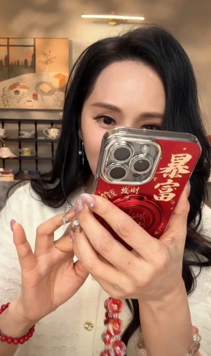 伊能静直播不小心晒出与老公的聊天记录，似乎是她问老公咋不高兴了，他老公语音回复她