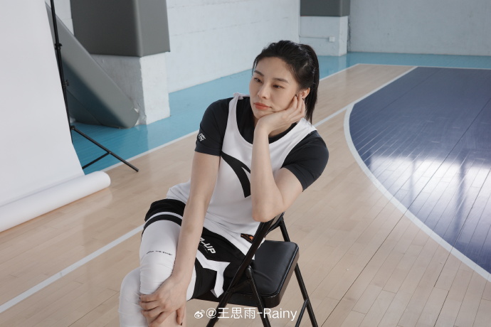 你认识这位姑娘吗？
她可是中国女篮的绝对核心之一哦——王思雨。
这位山东姑娘，在