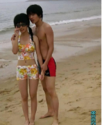 同一个地点，同一件泳衣，夫妻15年前后对比照。15年前，女子戴着墨镜，面容青涩，