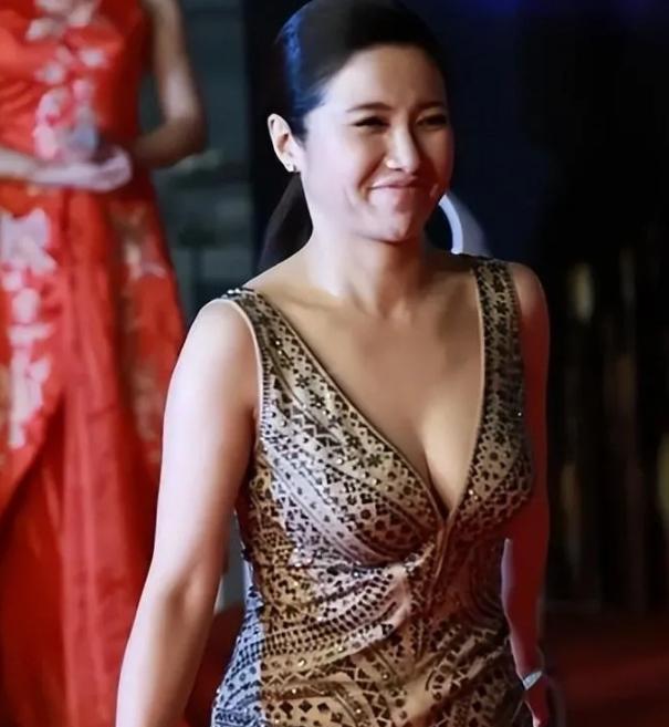 50多岁身材依然火辣。
颜丙燕虽然说长得不够漂亮。
但看上去女人味真的足！
她属