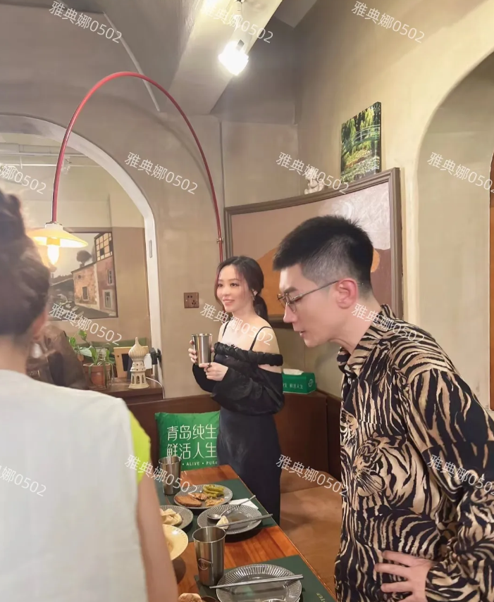 济南偶遇偶遇明星录综艺，张靓颖本人比电视上好看太多了，脸小皮肤白小小一只看起来特