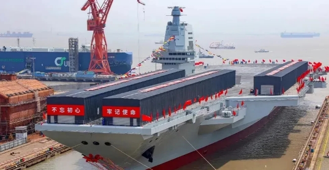 美国网友称:中国的福建舰是世界最先进的航空母舰。
美国的福特号，虽然服役比福建舰