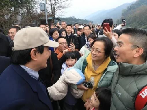 马英九昨天参访四川省都江堰水利工程时表示，都江堰是由战国时期秦国蜀郡郡守李冰及其