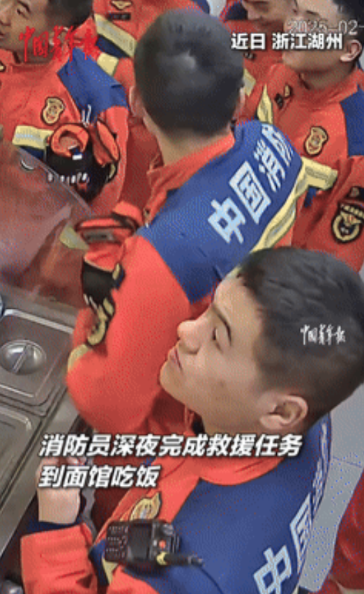 浙江，消防员深夜结束战斗到饭店吃饭，一男子却背着他们悄悄做了一个动作！不料，战士