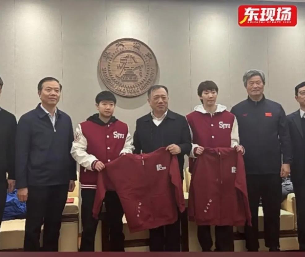 莎莎学校的领导真的好喜欢她。
一共就两件衣服，王曼昱自己拿了一件，莎莎拿这件衣服