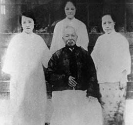 1927年，69岁的康有为临终时，拉着六姨太张光的手说道：“这箱字画足以保障你未