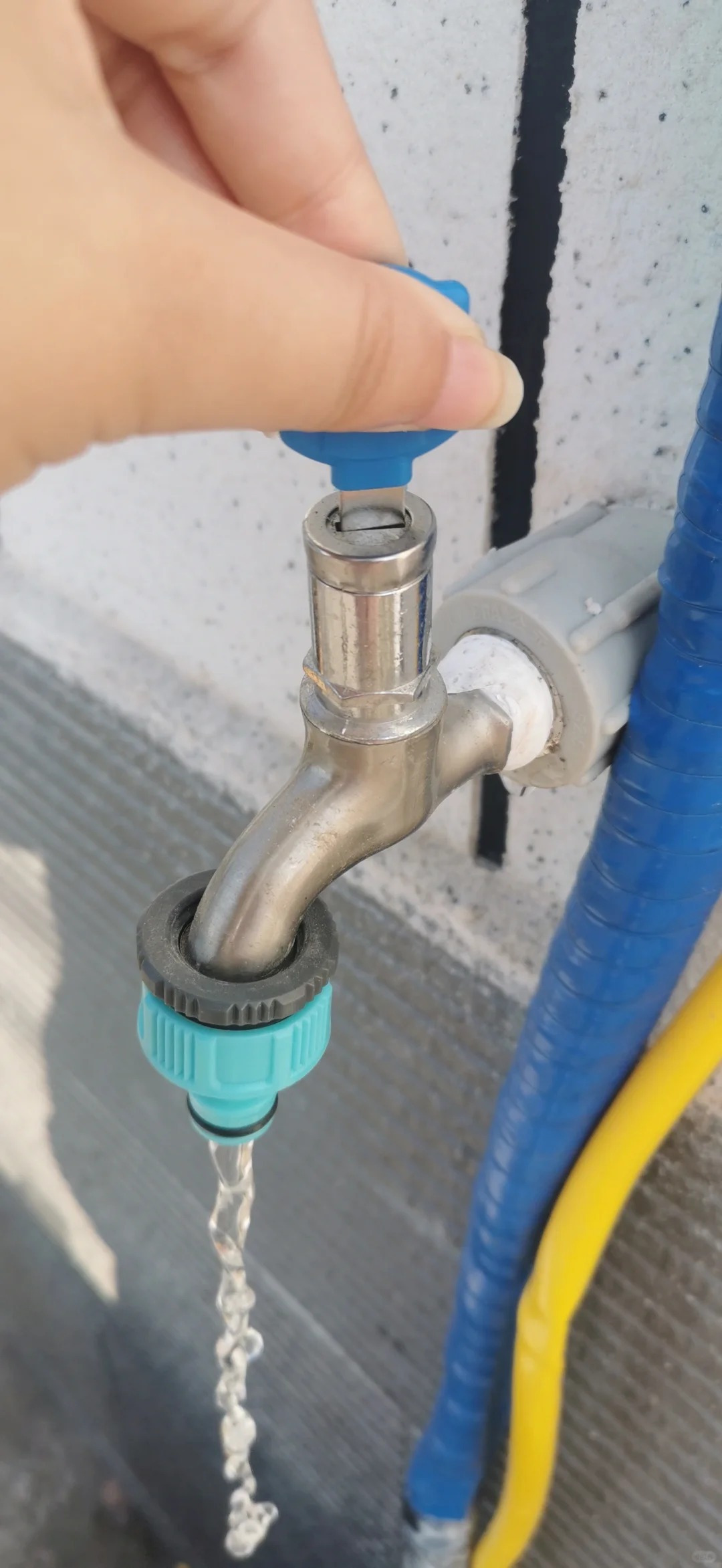 留守老头学会视频后的前后变化
去年姥姥走了，姥爷耳朵背，又是一个人在家，跟他打电