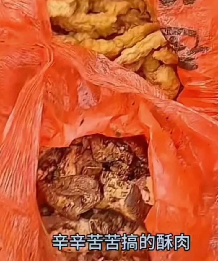 高速服务区，扔了很多妈妈们准备的年货，
不要告诉我，你们这些人是迫不得已！
也别