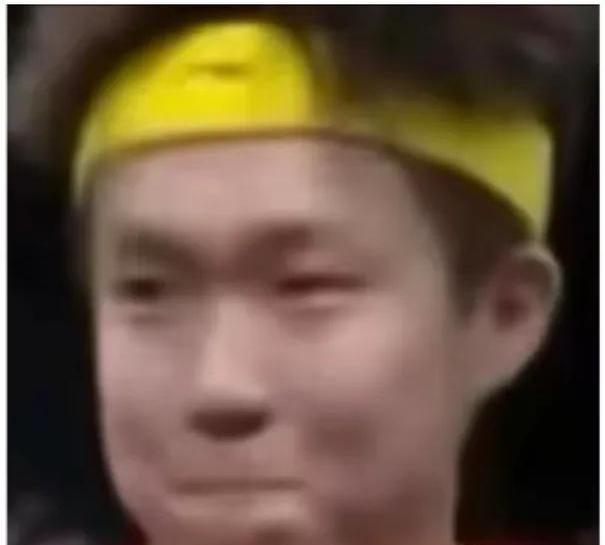 在外头又是买买买，又是逛环球影城的王楚钦终于是回到了大满贯男单决赛的观众席上。