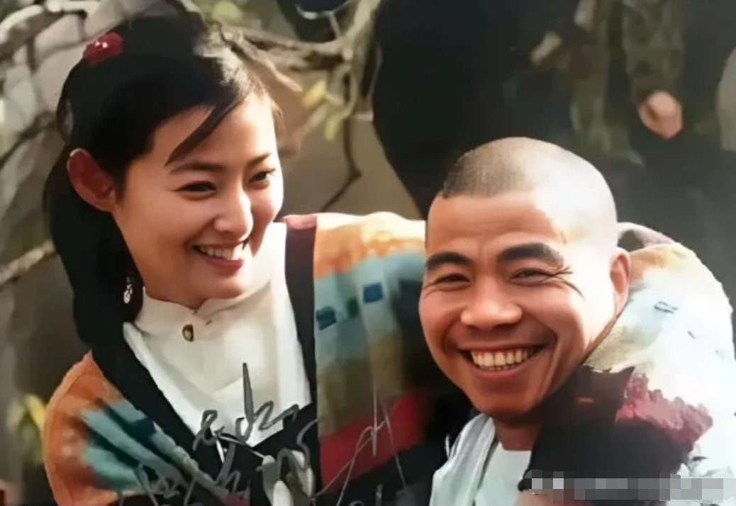 这是上世纪九十年代，“武大郎”的扮演者宋文华和戏里的媳妇的同框。在戏里他们是一对