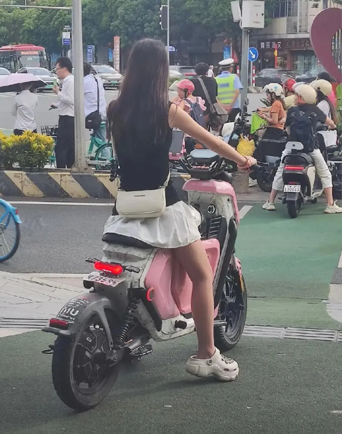 这小姐姐得交多少罚款！哈哈哈哈 [大笑][大笑][大笑][大笑][大笑]