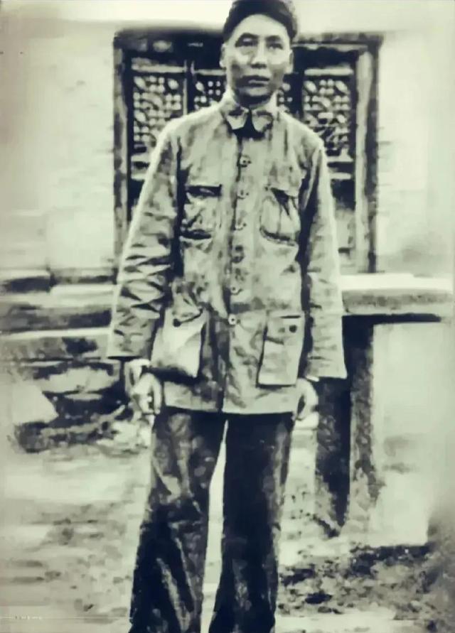 主席长征后憔悴身影，坚毅眼神照亮民族希望