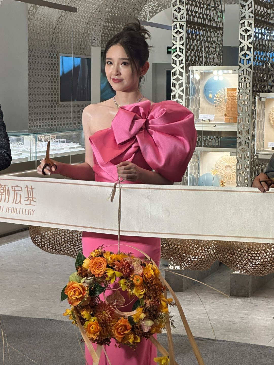 这是张若昀的老婆吗？
她长得算不上国色天香，但绝对是小家碧玉、小鸟依人。
如今3
