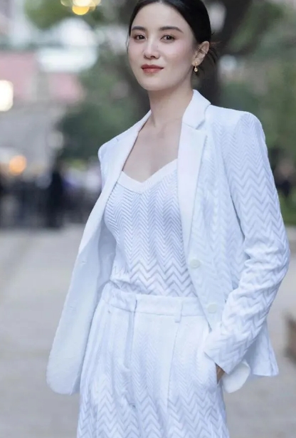 近日，娱乐圈又爆出一则重磅消息，实力女星宋佳被曝早在两年前就已低调领证，而她的结